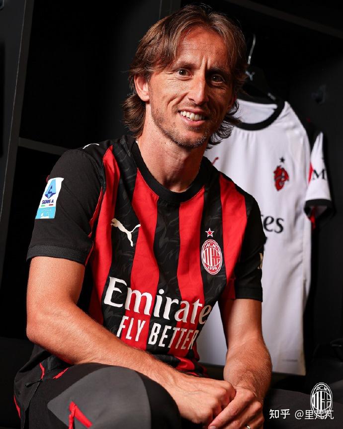 记者：莱斯特城、伊镇、巴黎FC、汉堡有意曼城边卫卡博雷