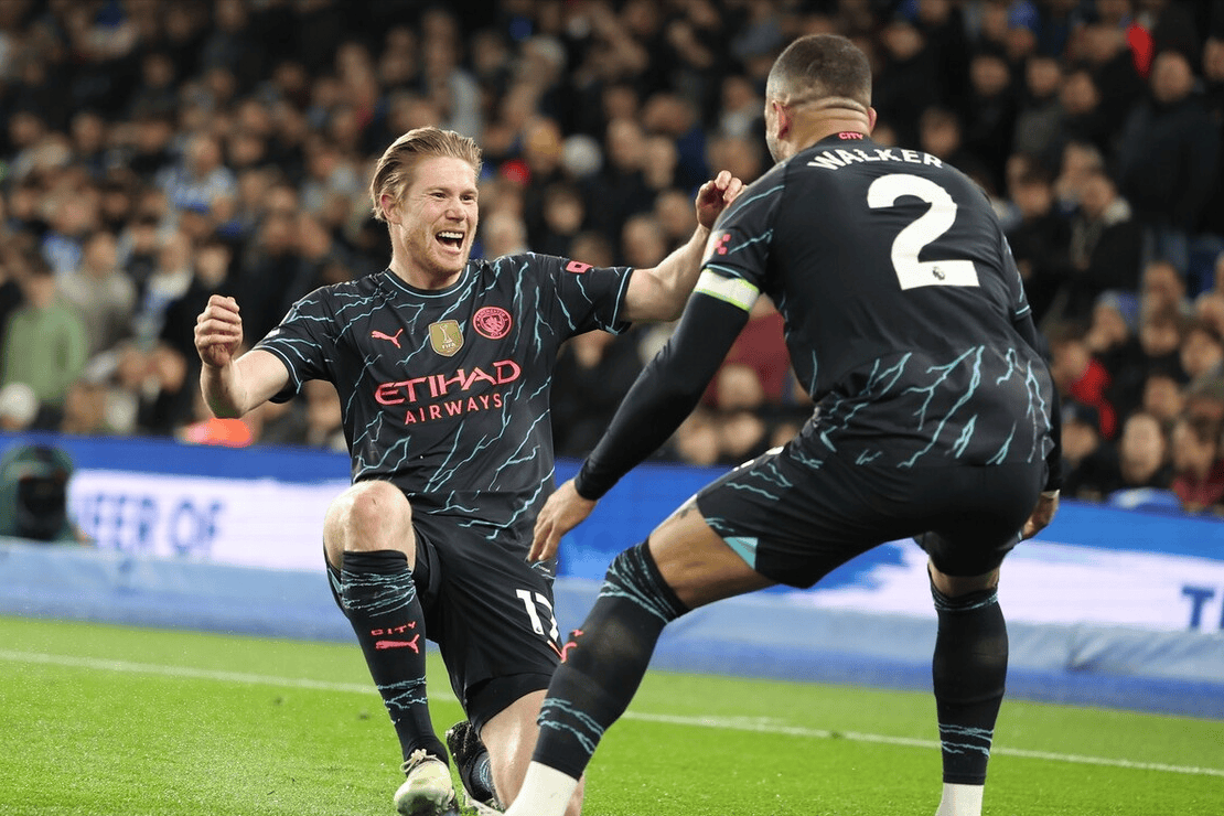 [NBA]科比·布朗加速突破 飞身扣篮以一敌二