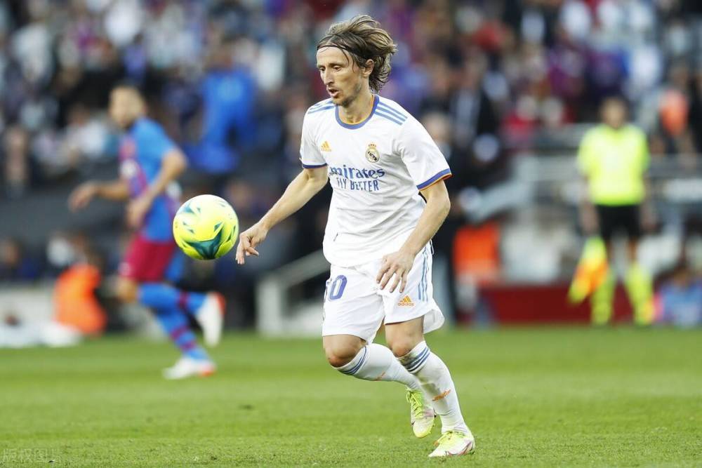 最后两分钟突然断电！詹姆斯26+9+10，东契奇24+9+9，雄鹿惊险击败湖人